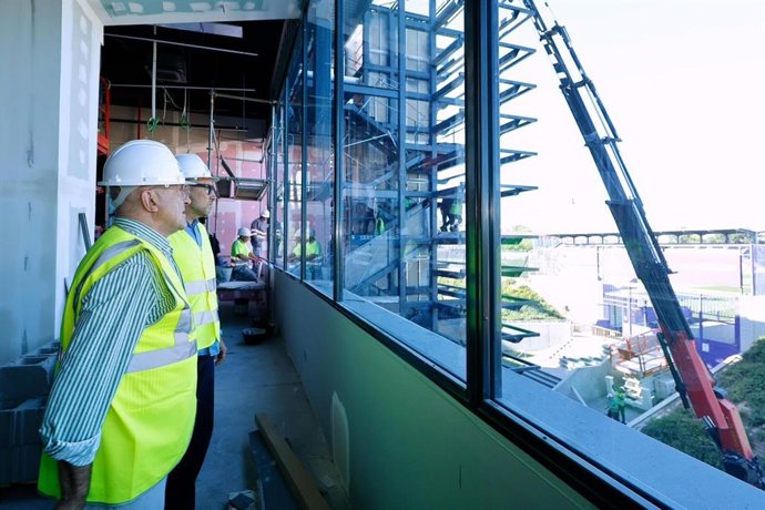 El alcalde de Valladolid, Jesús Julio Carnero, oberva las obras del estadio Zorrilla junto al vicepresidente corporativo del Real Valladolid, Jorge Santiago.