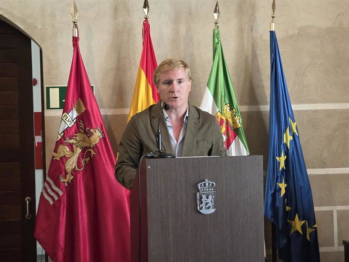 El alcalde de Badajoz, Ignacio Gragera, interviene en una rueda de prensa en las antiguas casas consistoriales
