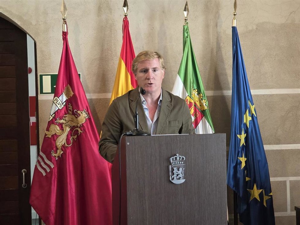 El alcalde de Badajoz, Ignacio Gragera, interviene en una rueda de prensa en las antiguas casas consistoriales