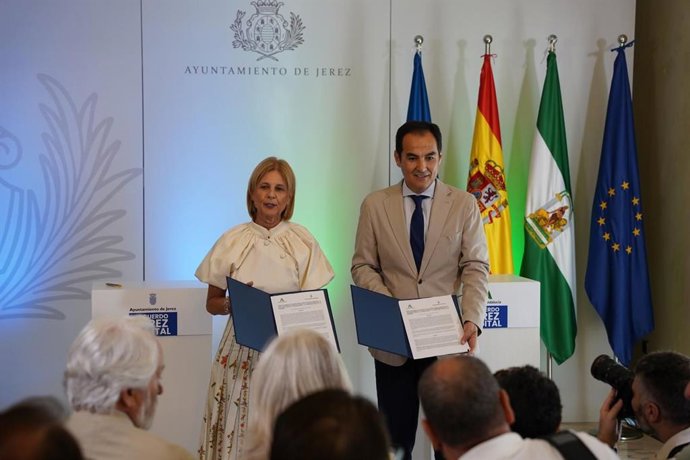 El consejero de Inteligencia Artificial, Desarrollo Digital y Administración Pública, José Antonio Nieto, y la alcaldesa del Ayuntamiento de Jerez de la Frontera (Cádiz), María José García-Pelayo, en la firma de un protocolo conjunto.