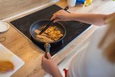 Foto: Esta práctica antes de cocinar el pollo puede derivar en una infección estomacal