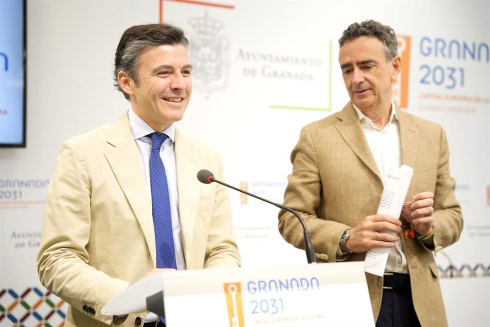 Archivo - El portavoz del equipo de gobierno en el Ayuntamiento de Granada, Jorge Saavedra, y el concejal de Urbanismo, Obras Públicas y Licencias, Enrique Catalina, en una imagen de archivo.