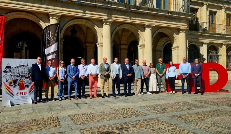 El alcalde de León, José Antonio Diez, y el presidente del FID, Francisco del Río, junto a colaboradores y patrocinadores del evento.