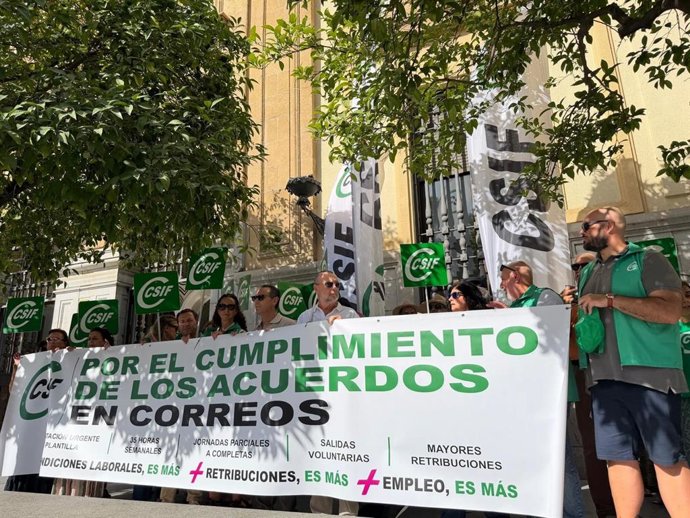 Imagen de una de las concentraciones de CSIF Andalucía a las puertas de una de las oficinas principales de Correos en Sevilla.