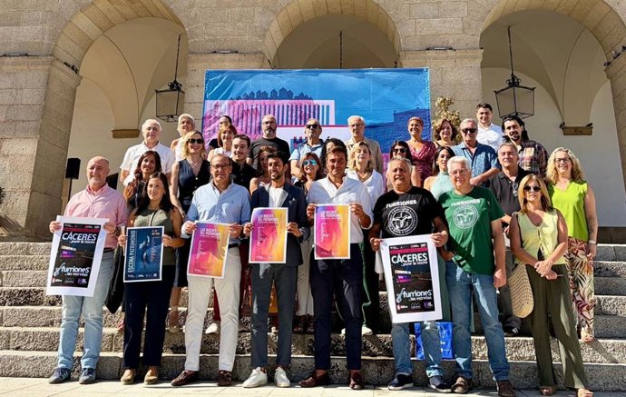Foto de familia de representantes institucionales y de empresas que colaboran en Las Noches del Patrimonio
