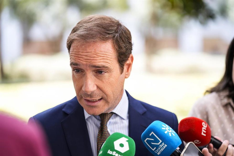 El portavoz del G.P Vox, Javier Cortes, atiende a los medios de comunicación tras la reunión del día de hoy con la presidenta del Parlamento de Andalucia, Ana Mestre. A 3 de septiembre de 2026 en Sevilla, Andalucía (España). La presidenta del Parlamento d