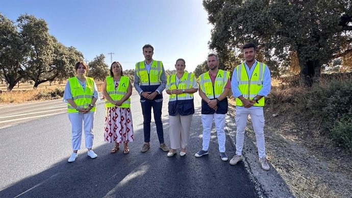 La delegada territorial de Fomento y Movilidad de la Junta, Carmen Granados (centro), durante la visita.