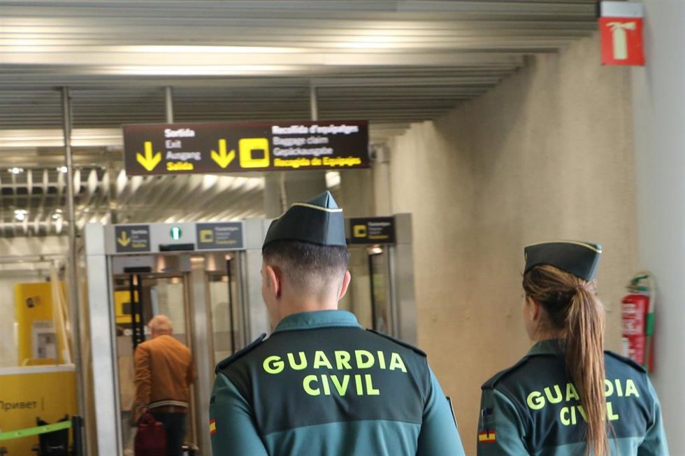 Guardias civiles en el aeropuerto de Palma