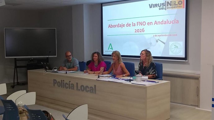La teniente de alcaldesa de Medio Rural en el Ayuntamiento de Jerez de la Frontera (Cádiz), Susana Sánchez Toro, y la delegada municipal de Protección Animal, Carmen Pina, en una jornada formativa sobre el Virus del Nilo