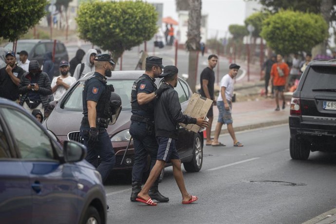 Varios agentes de la Policía Nacional controlan las colas de inmigrantes en Ceuta