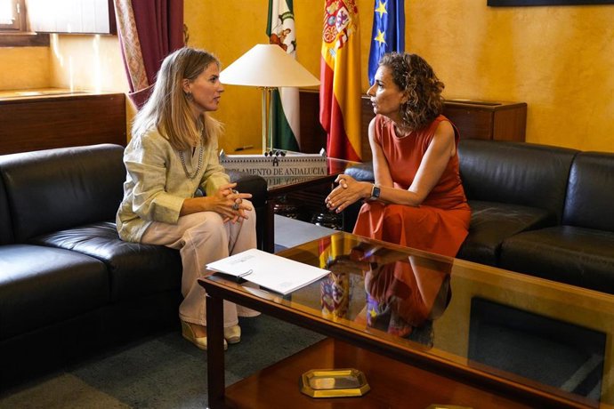 La presidenta del Parlamento de Andalucía, Ana Mestre, y la portavoz del G.P Socialista, María Jesús Montero, durante la reunión del día de hoy. A 3 de septiembre de 2026 en Sevilla, Andalucía (España). La presidenta del Parlamento de Andalucía, Ana Mestr