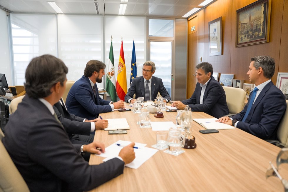 El consejero de Universidad, Industria, Energía e Innovación, Jorge Paradela, tras reunirse con el clúster Andalucía Aerospace.