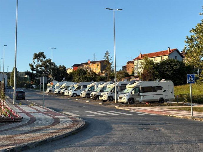 Autocaravanas estacionadas en Gallarta, en Abanto Zierbena (Bizkaia)