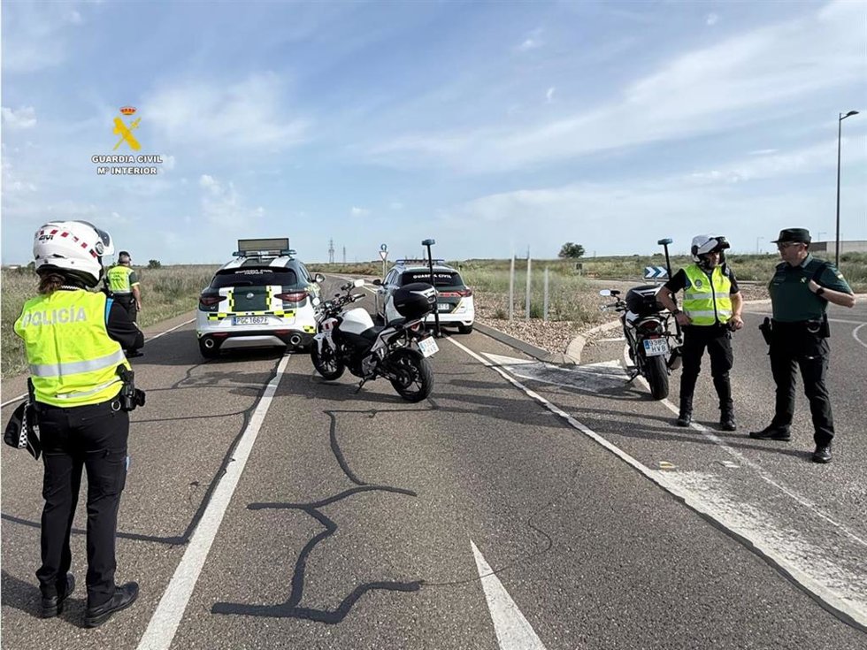 Dispositivo desplegado para interceptar al varón que conducía sin carné y a velocidad elevada en la A-11 en Zamora.