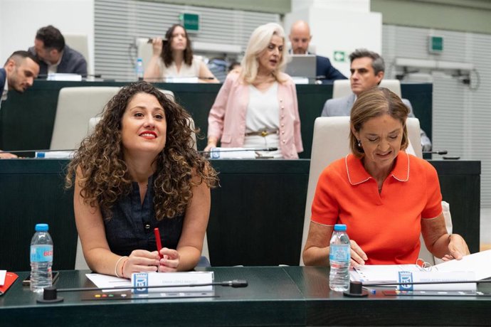 Archivo - La concejala del PSOE, Emma López, y la portavoz del PSOE en el Ayuntamiento, Reyes Maroto
