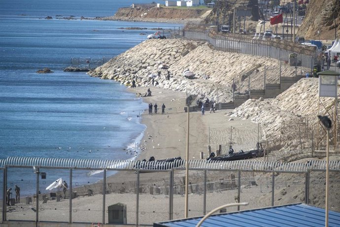 Efectivos de la policía marroquí detienen a tres adultos y un menor cuando intentaban cruzar la frontera de El Tarajal, a 28 de agosto de 2026, en Ceuta (España)