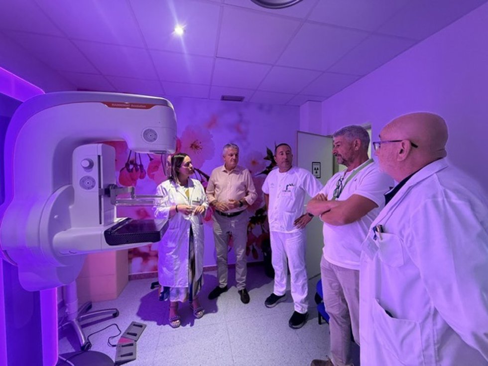 El delegado territorial de Sanidad y Consumo, Juan de la Cruz Belmonte, junto a profesionales sanitarios durante su visita a las instalaciones reformadas del Hospital La Inmaculada, en Huércal-Overa (Almería).
