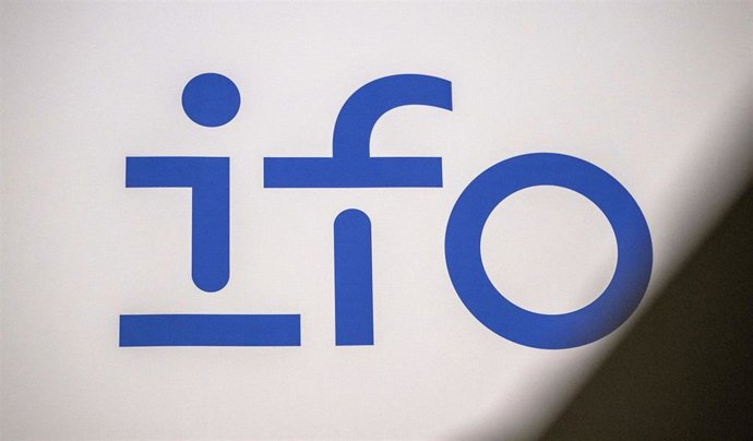 Archivo - FILED - 12 June 2025, Bavaria, Munich: FILE PHOTO - A banner with the inscription "ifo" stands at a press conference of the Institute for Economic Research (ifo) in Munich. Photo: Leonie Asendorpf/dpa