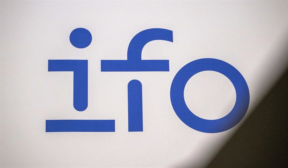 Archivo - FILED - 12 June 2025, Bavaria, Munich: FILE PHOTO - A banner with the inscription "ifo" stands at a press conference of the Institute for Economic Research (ifo) in Munich. Photo: Leonie Asendorpf/dpa