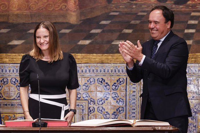Presa de possessió de la nova presidenta de l'AVL, M. Àngels Francés