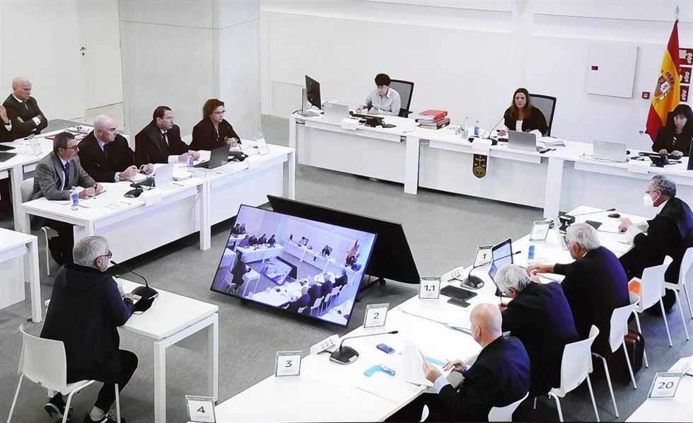 Archivo - Fotografía general de la declaración del maquinista del tren Francisco Garzón, realizada desde la pantalla de televisión desde la que los medios siguen el juicio, durante la segunda jornada del juicio por el accidente ferroviario de Alvia, en la