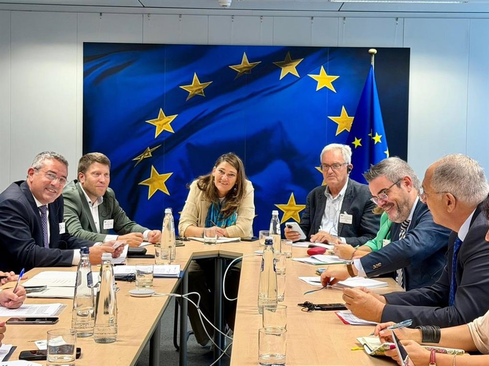 El consejero Joaquín Buendia durante el encuentro delegado en Bruselas con el comisario europeo de Pesca y Océanos, Costas Kadis.