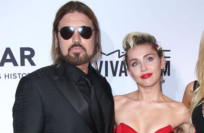 Billy Ray Cyrus apoya que Miley prescinda de su apellido: "Es una evolución natural para una superestrella"