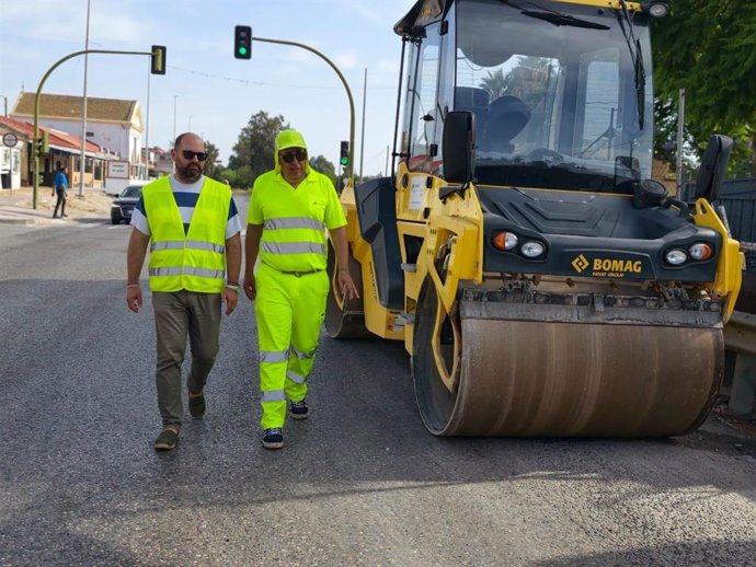 El responsable de Cooperación de la Diputación de Cádiz, Javier Bello, supervisa en Jerez de la Frontera los trabajos de mejora de la seguridad vial en el entorno de la carretera del Portal, en concreto en la CA-3109.