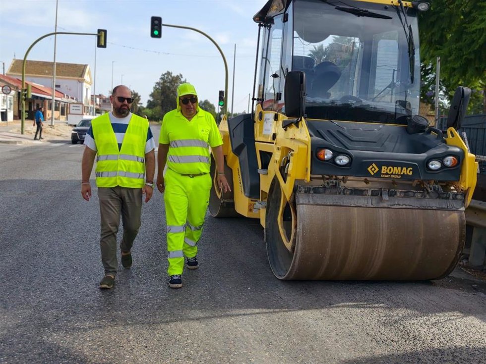 El responsable de Cooperación de la Diputación de Cádiz, Javier Bello, supervisa en Jerez de la Frontera los trabajos de mejora de la seguridad vial en el entorno de la carretera del Portal, en concreto en la CA-3109.