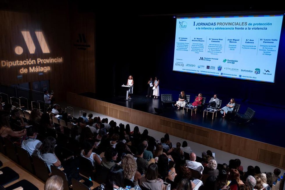 La vicepresidenta de Ciudadanía y Equilibrio Territorial de la Diputación de Málaga, Antonia Ledesma,en la inauguración una jornada técnica sobre la protección de la infancia y la adolescencia frente a la violencia organizada por la Asociación Salas