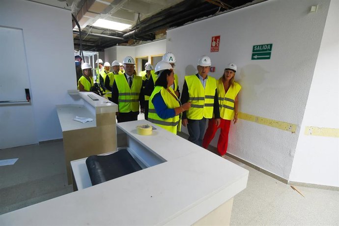 El vicepresidente primero y consejero de Presidencia, Sanidad y Emergencias de la Junta de Andalucia, Antonio Sanz, y la vicepresidenta tercera y consejera de Economía, Carolina España, visitan obras del Hospital Pascual en Málaga.