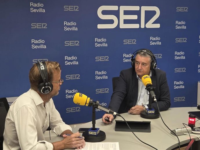 El vicepresidente primero y consejero de Presidencia, Sanidad y Emergencias de la Junta de Andalucía, Antonio Sanz, en una entrevista en la Cadena SER Andalucía.