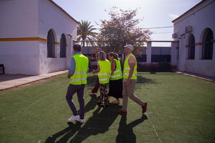 Imagen de la alcaldesa de Alcalá de Guadaíra (Sevilla), Ana Isabel Jiménez, acompañada del delegado de Hábitat Urbano, David Delgado, y del delegado de Educación, Pablo Chain, visitando el CEIP Pedro Gutiérrez.