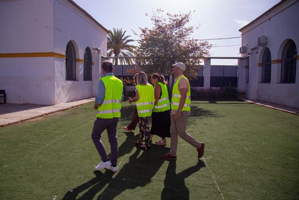 Imagen de la alcaldesa de Alcalá de Guadaíra (Sevilla), Ana Isabel Jiménez, acompañada del delegado de Hábitat Urbano, David Delgado, y del delegado de Educación, Pablo Chain, visitando el CEIP Pedro Gutiérrez.
