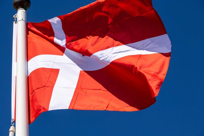 Archivo - July 1, 2025, MalmĂ, SkĂĄNe, Sweden: The Danish flag flies in connection with the celebration to mark the Ă�resund Bridge's 25th anniversary at Luftkastellet. The Ă–resund Bridge, which connects Danish capital Copenhagen in Denmark and MalmĂ in
