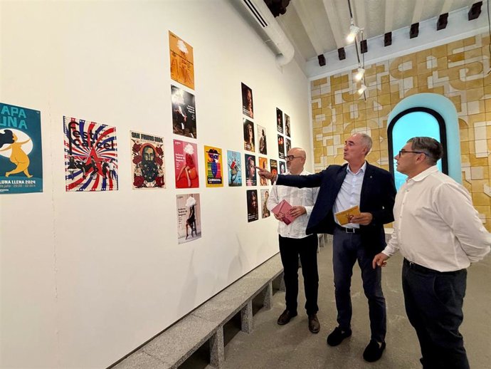 El concejal de Cultura, Juan Carlos Monroy (izda); el alcalde, José Mazarías, y el representante de Rabalán, en la inauguración