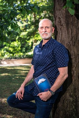 El escritor Alejandro Palomas posa con su nueva novela, 'Casa'.