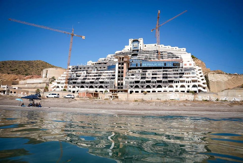 Archivo - Hotel en la playa de El Algarrobico, en Carboneras (Almería).