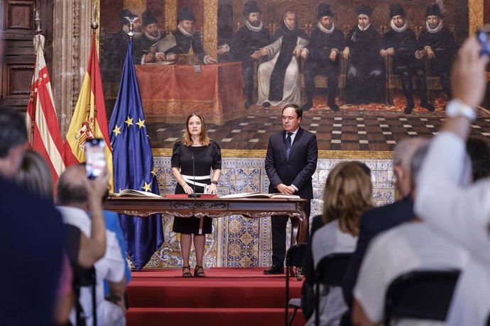 El president de la Generalitat Valenciana, Juanfran Pérez Llorca (d), preside la toma de posesión de la nueva presidenta de la Acadèmia Valenciana de la Llengua, Maria Àngels Francés (i)