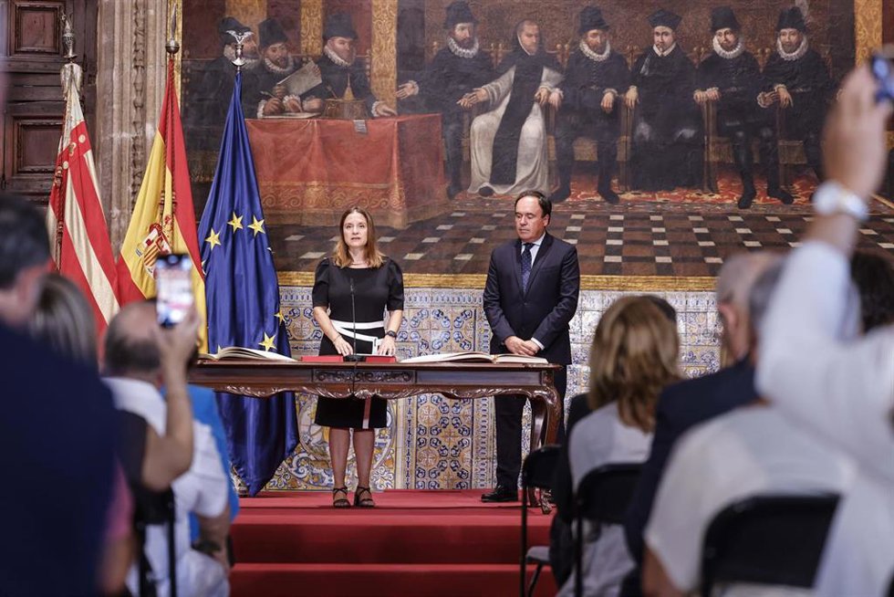 El president de la Generalitat Valenciana, Juanfran Pérez Llorca (d), preside la toma de posesión de la nueva presidenta de la Acadèmia Valenciana de la Llengua, Maria Àngels Francés (i)