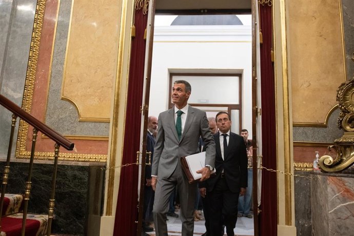 El presidente del Gobierno, Pedro Sánchez (i),  junto al ministro de Asuntos Exteriores, Unión Europea y Cooperación, José Manuel Albares (d)