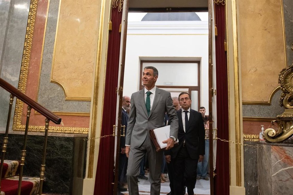 El presidente del Gobierno, Pedro Sánchez (i),  junto al ministro de Asuntos Exteriores, Unión Europea y Cooperación, José Manuel Albares (d)