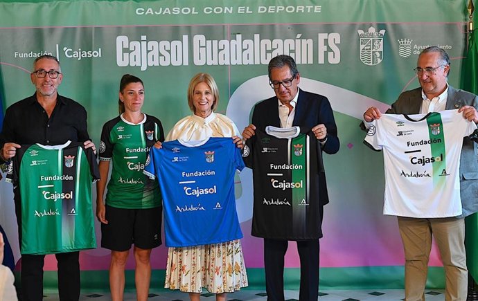 La alcaldesa de Jerez y Antonio Pulido con la camisera del Cajasol Guadalcacín FS Femenino.