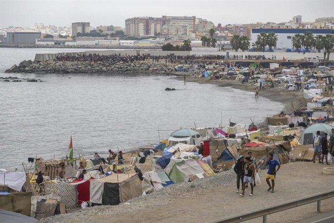 Varios inmigrantes acampados en una playa, a 1 de septiembre de 2026, en Ceuta (España).