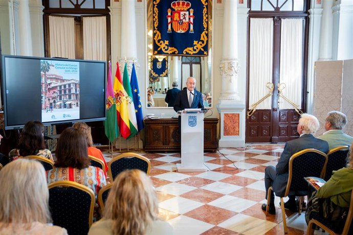 El alcalde de Málaga, Francisco de la Torre, comparece ante los medios durante la presentación del libro 'Historia del Cuerpo Consular en Málaga 1641-2026'