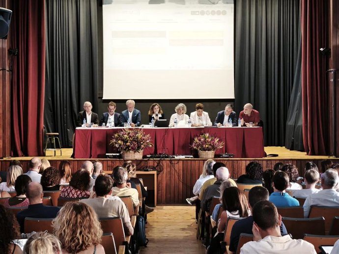Reunión de la consejera de Educación, Eva Ledo, con directores de centros educativos públicos de Asturias.