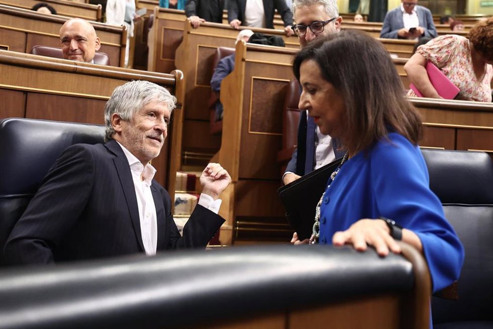 Los ministros del Interior y de Defensa, Fernando Grande-Marlaska y Margarita Robles, a su llegada a una sesión plenaria en el Congreso