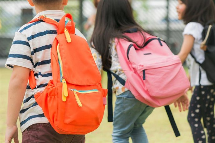 Archivo - Niños con sus mochilas en la 'vuelta al cole'.