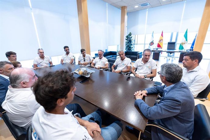 El presidente de la Diputación, Francisco Salado, reunido con el equipo de regatas 'Teatro del Soho San Miguel' tras haber ganado su novena Copa del Rey Mapfre de Vela.