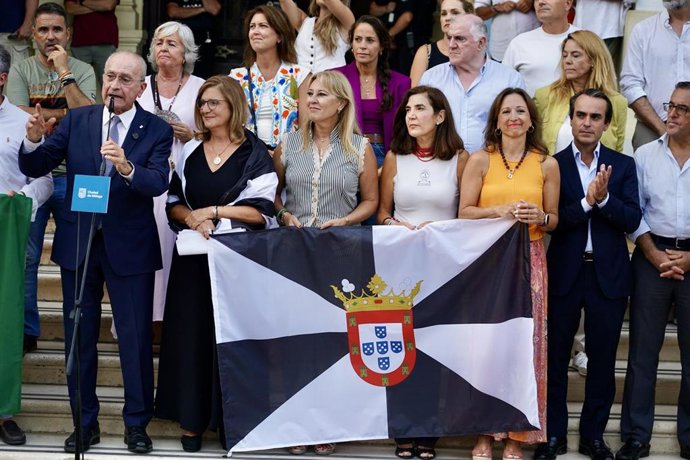 El alcalde de Málaga, Francisco de la Torre, interviene en la concentración en Málaga en apoyo al pueblo de Ceuta.